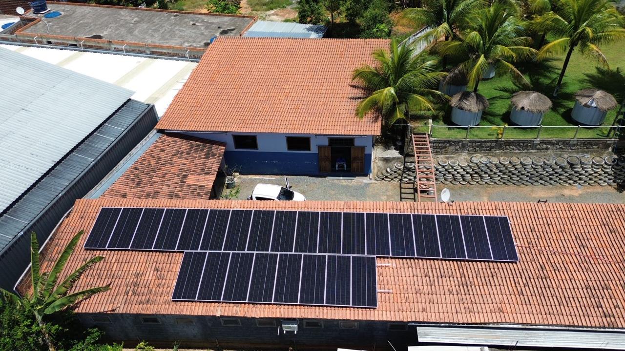 Painéis solares em telhado de cerâmica